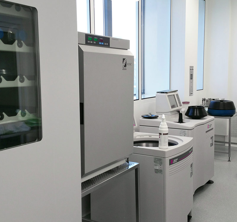 Zu sehen ist ein Labor für Rivatroph und Physcosmetik Reinraumtechnologie Herstellung